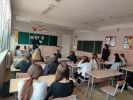 Встреча в СШ №17 с девочками по теме: «Целомудрие и нравственность».  Беседовали и отвечали на вопросы учащихся, учителя и приглашенный священник.