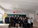 Встреча в СШ №17 с девочками по теме: «Целомудрие и нравственность».  Беседовали и отвечали на вопросы учащихся, учителя и приглашенный священник.