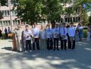 священник Сергий награждает участников проекта «Чистое слово»