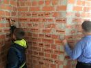 Именные кирпичики подписали учащиеся воскресной школы на стенах строящегося Реабилитационного цента для детей-инвалидов в городе Пинске.